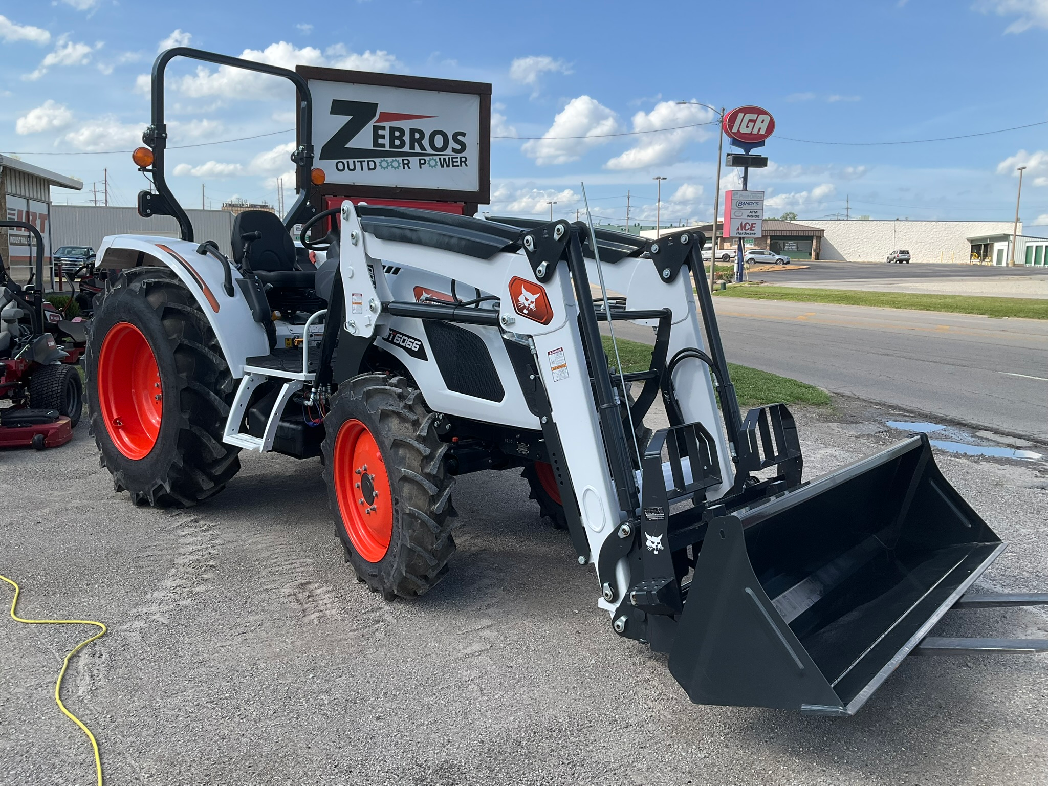 Bobcat UT 6066 Utility Tractor & Loader w/ Pallet Fork & Bucket Package - Image 2