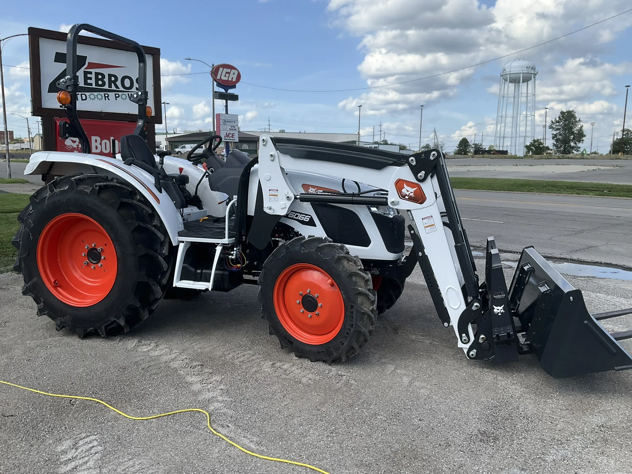 Bobcat UT 6066 Utility Tractor & Loader w/ Pallet Fork & Bucket Package - Image 4