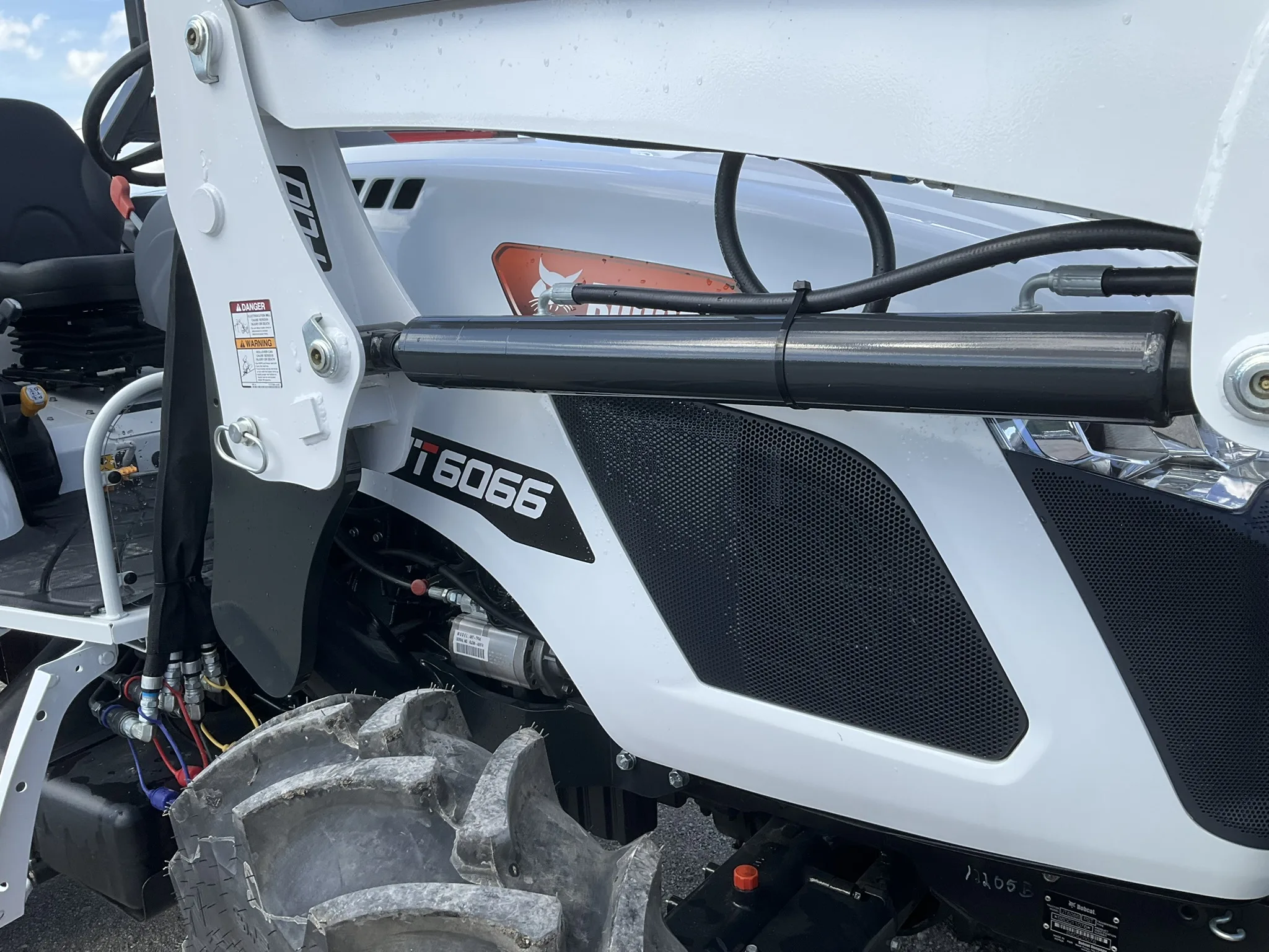 Bobcat UT 6066 Utility Tractor & Loader w/ Pallet Fork & Bucket Package - Image 5