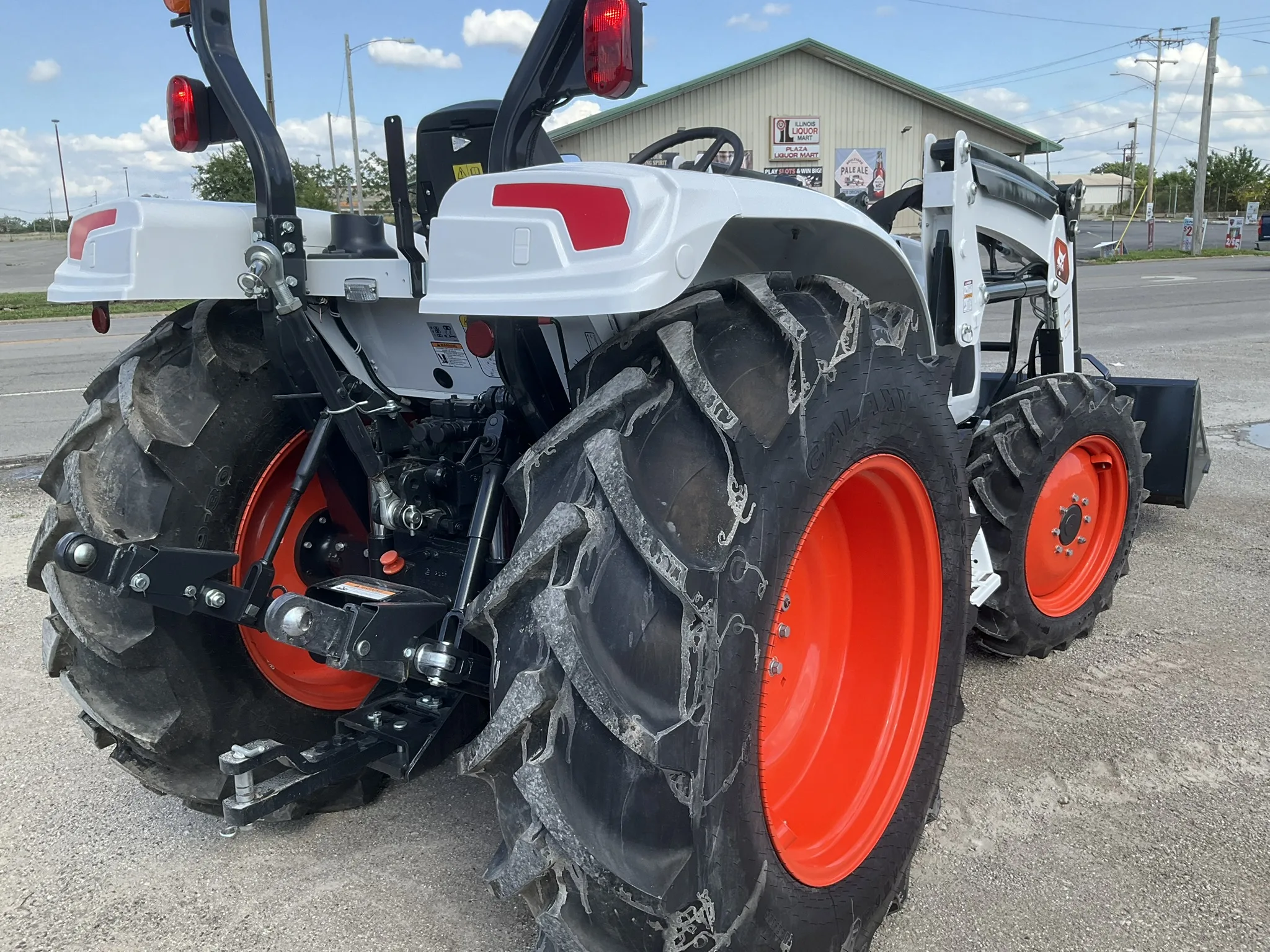 Bobcat UT 6066 Utility Tractor & Loader w/ Pallet Fork & Bucket Package - Image 7