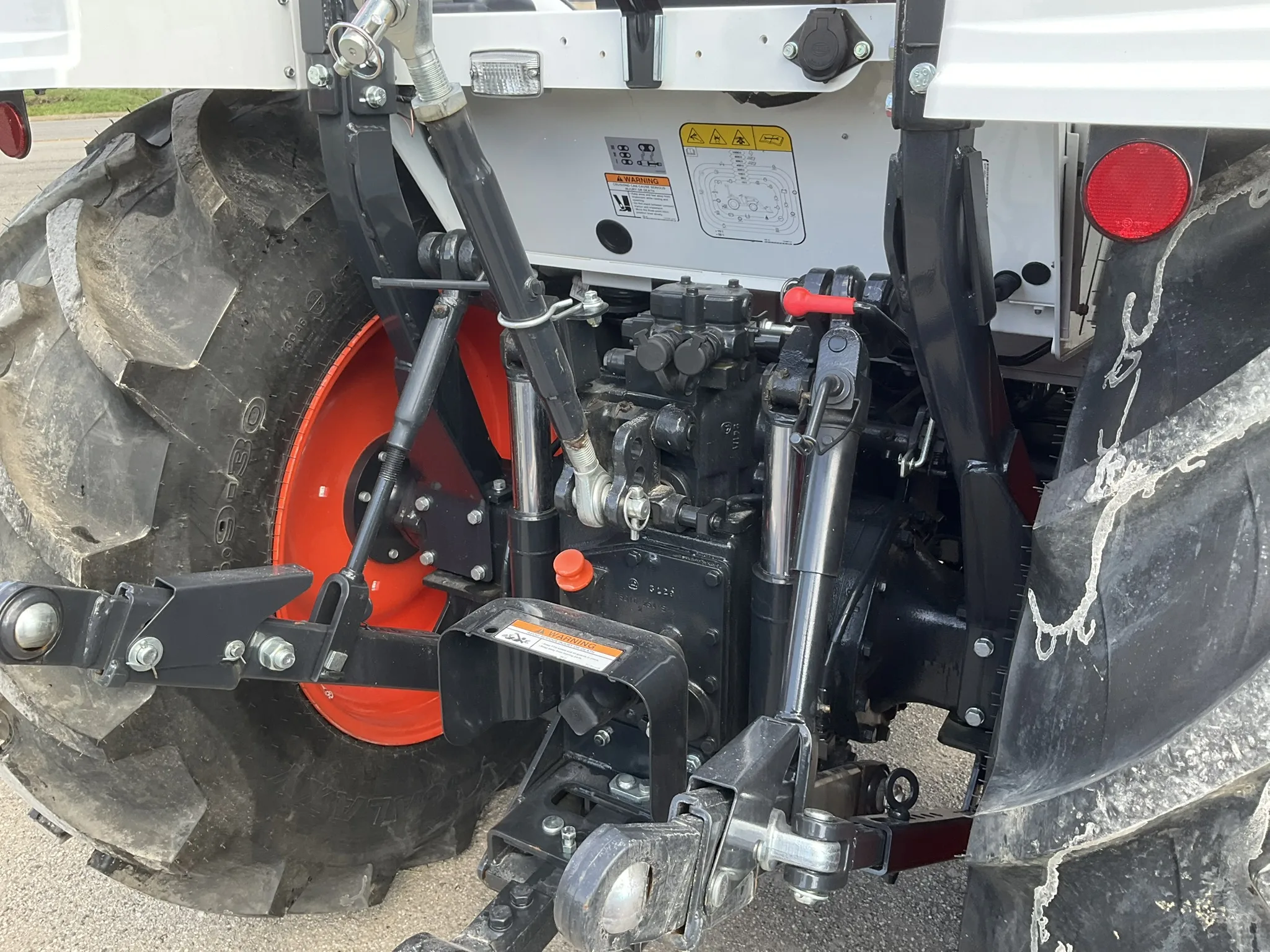 Bobcat UT 6066 Utility Tractor & Loader w/ Pallet Fork & Bucket Package - Image 10