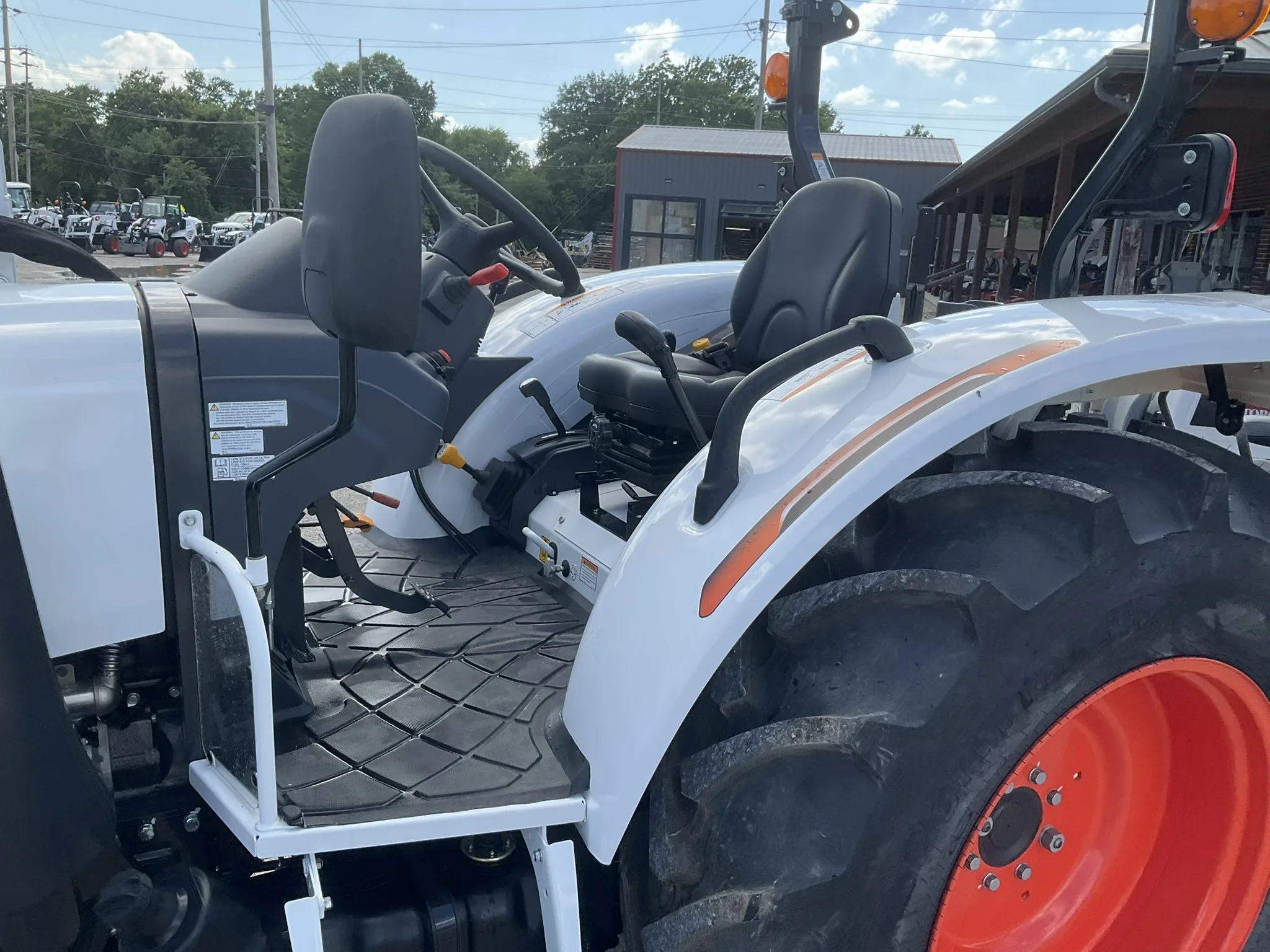 Bobcat UT 6066 Utility Tractor & Loader w/ Pallet Fork & Bucket Package - Image 12
